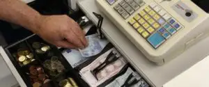 Leul s-a depreciat, vineri, în faţa monedei europene; BNR a calculat un curs de 4,4498 lei/euro