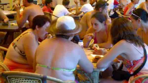ATENTIE unde mâncaţi pe LITORAL: carne expirată de mai bine de patru luni, peşte stricat şi pizza cu viermi în meniul turiştilor