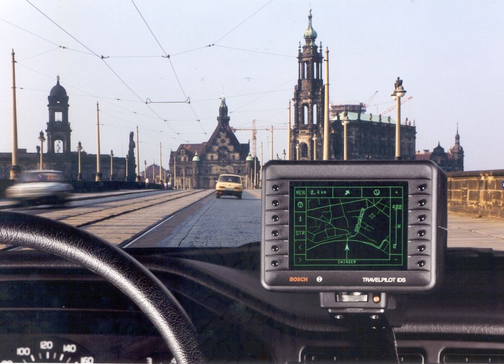 25 de ani de la introducerea în producţia de serie a primului sistem de navigaţie