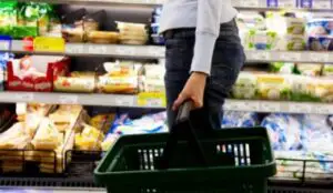 Preturile de consum au scăzut în iulie. Cu cât s-au ieftinit alimentele