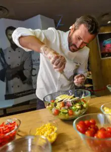 Medicii avertizează! Aceste salate îngrașă! Sunt printre preferatele românilor