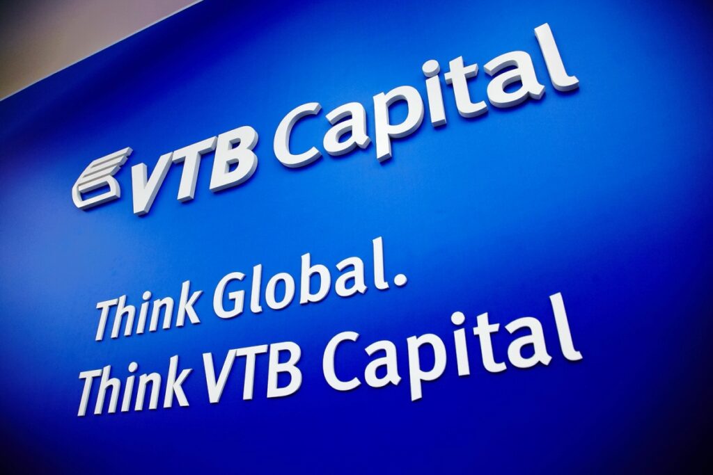 Divizia de investiţii a VTB Bank vrea să cumpere casa de modă Roberto Cavalli
