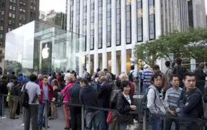 Cozi interminabile la debutul comercial al iPhone 6