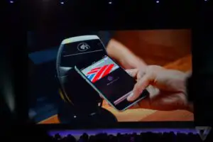 Visa şi Apple lansează serviciul de plăţi Apple Pay