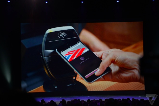 Visa şi Apple lansează serviciul de plăţi Apple Pay