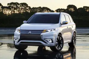 Outlander PHEV Concept-S, în premieră mondială la Salonul Auto de la Paris 2014