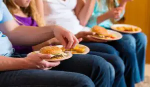 Cum se fac peste 180 mil. euro din hamburgeri şi cartofi prăjiţi