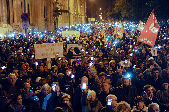 Situație explozivă la Budapesta! Mii de oameni au protestat față de taxa pe Internet. Sase persoane au fost arestate