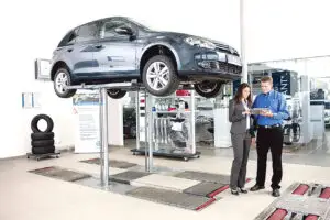 Dilema șoferilor: Service autorizat sau «mecanicul din colţ»