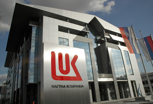 Lukoil reduce investiţiile cu 1,5 miliarde de dolari în 2015