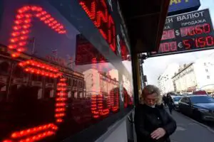 Rubla în derivă! Moneda rusească a coborât la un nou minim istoric