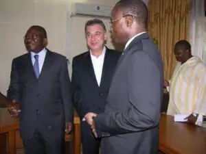 Frank Timiş sfidează criza din industria fierului şi focarul de Ebola din Africa