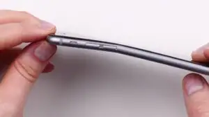 Românii nu mai vor iPhone 6 din cauza problemelor de îndoire