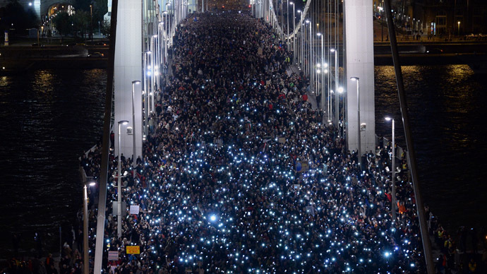 Situație explozivă la Budapesta! 100.000 de oameni au manifestat pentru democrație. Taxa pe Internet provoacă iritare extremă