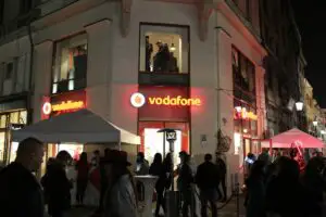 Vodafone deschide un nou magazin pe strada Lipscani și lansează iPhone 6