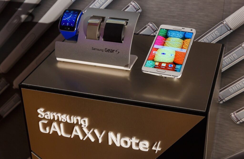Samsung Galaxy Note 4 și Gear S, disponibile în România
