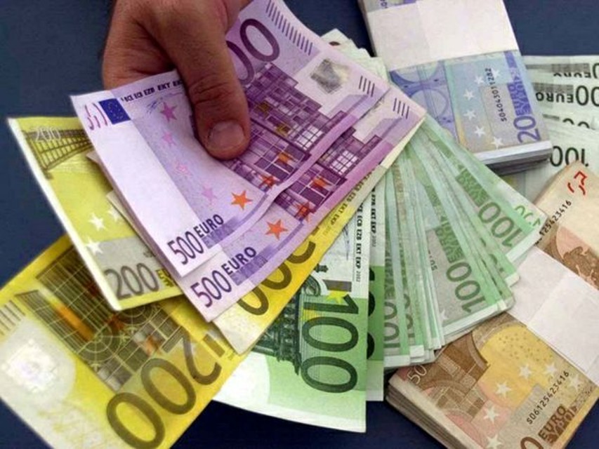 Tinerii pot primi subvenţii de 25.000 euro la firme start-up. Elevii vor fi pregătiţi ca antreprenori