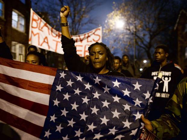REVISTA PRESEI INTERNAŢIONALE – Proteste violente la Ferguson; America divizată