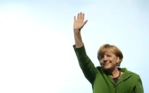 Klaus Iohannis, felicitat de Angela Merkel: Suntem alături de România prin fapte şi sfaturi
