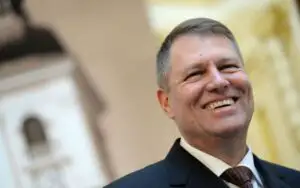 Financial Times: Furia românilor faţă de corupţie a condus la victoria lui Iohannis