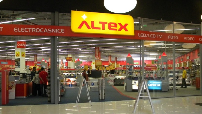 Altex: Vom face investiții doar în reamenajări de magazine și online