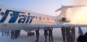 Pe dos! Pasagerii transportă avionul. Vezi unde s-a întâmplat VIDEO