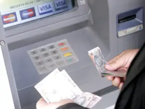 FMI vrea reducerea taxării muncii pentru angajaţii cu venituri mici