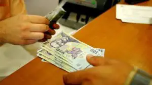 Salariul mediu a crescut în septembrie cu 0,9%, la 1.698 lei. Care sunt domeniile cu cele mai mari venituri