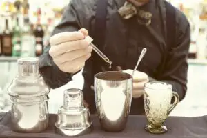 Anunț important pentru cei care vor să se angajeze în sectorul ospitalității: Cât câștigă un barman sau ospătar român?
