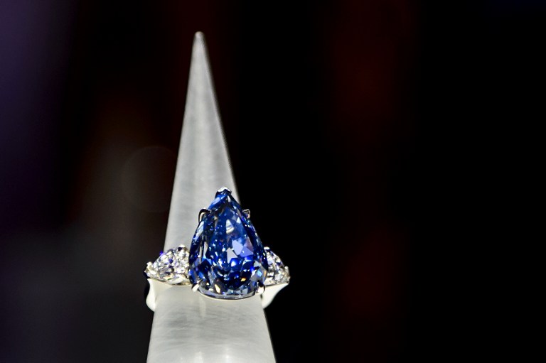 RECORD MONDIAL: Un diamant albastru vândut pentru 32,6 milioane de dolari