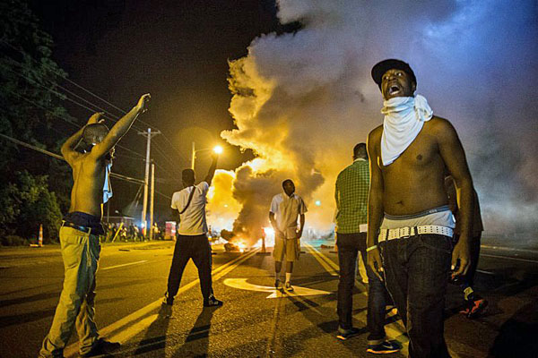 America în flăcări! Violențe la Ferguson; proteste pe întreg teritoriul Statelor Unite VIDEO
