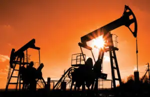 REVISTA PRESEI INTERNAŢIONALE –  Preţul petrolului cade; OPEC menține plafonul de producție