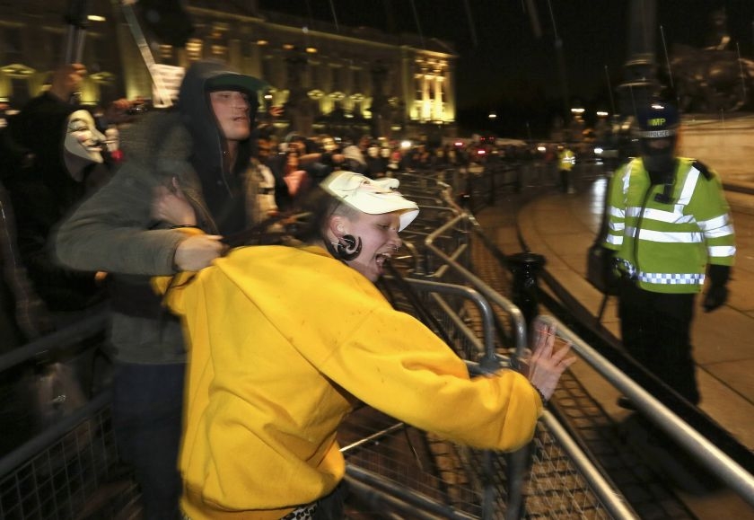 Violenţe la Londra! Ciocniri între manifestanţi anticapitalişti şi poliţie. „O soluţie, revoluţia!” Efigii ale lui Putin şi Barroso, arse în piaţa publică