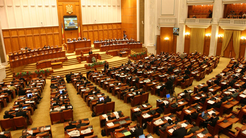 Ministrul Finanţelor citeşte contractele Loteriei în pauzele din Parlament