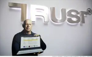Rusia salvează de la faliment banca Trust, promovată de Bruce Willis