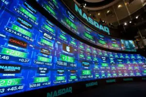 Evoluţii financiar-bancare şi bursiere – Bursele îşi continuă declinul; preţul petrolului, în cadere liberă