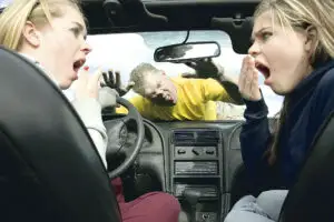 Victimele străzii „îngroapă” firmele de asigurare, dar îmbogăţesc avocaţii
