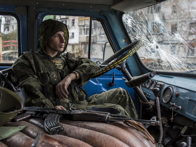 Schimbare de strategie! Armata ucraineană şi rebelii din Lugansk încetează luptele. Liniște pe aeroportul de la Doneţk; SUA și UE cer Rusiei să-şi retragă trupele