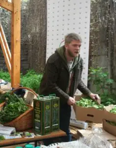 Povestea tânărului care vrea să pună pe masa tuturor românilor uleiuri făcute de el în Grecia