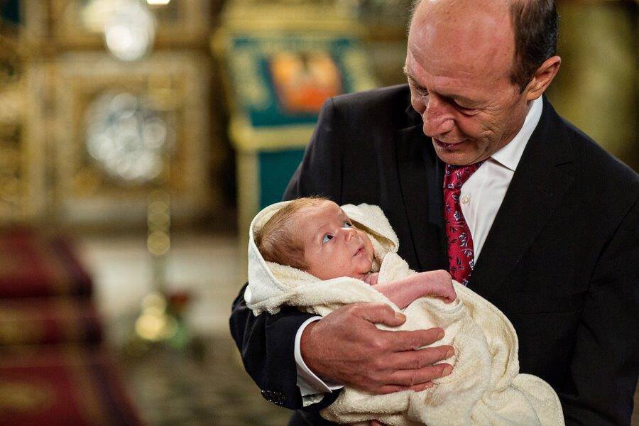 FOTOGRAFIE INEDITĂ: Traian Băsescu cu nepotul în braţe