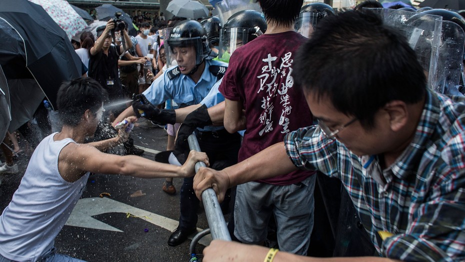 Proteste la Hong Kong! Confruntari violente intre politie si manifestanti
