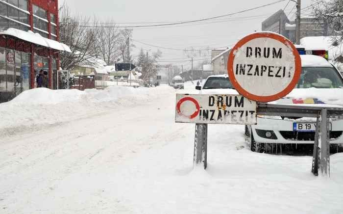 Drumuri închise din cauza viscolului și zăpezii