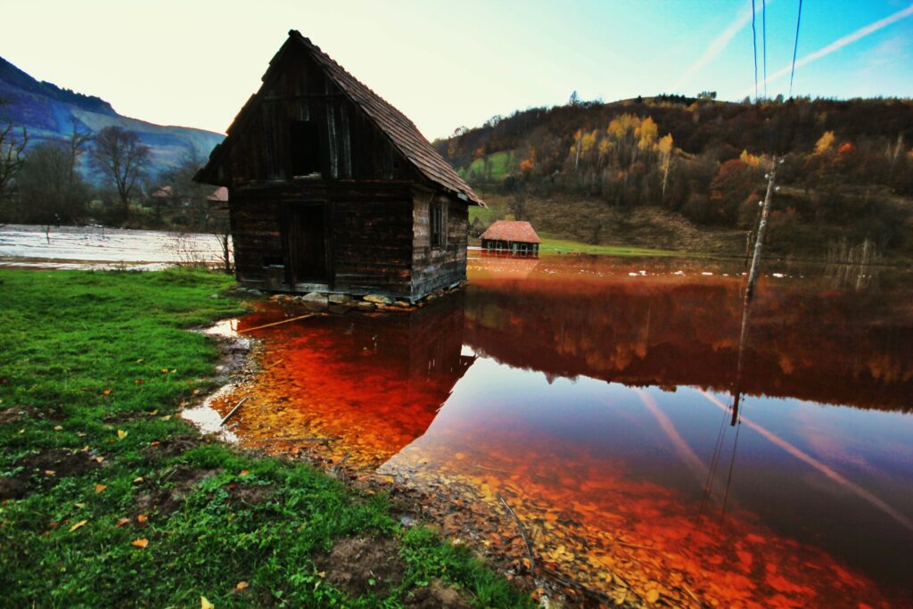 Ce părere au străinii despre un sat din România acoperit de un lac toxic