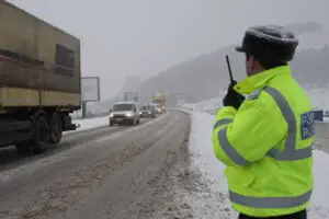 Poliţia Rutieră: Rugăm conducătorii auto să nu depăşească 30 km/h, în localităţi, sau 50 km/h în afara lor