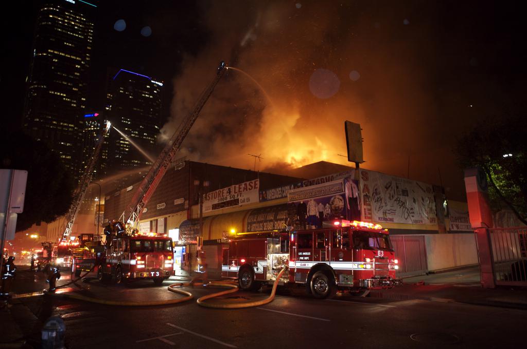 Puternic incendiu la Los Angeles! 250 de pompieri la fața locului; două autostrăzi au fost închise VIDEO
