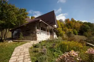 Povestea antreprenorului care a lăsat Capitala pentru o fermă în creierii munţilor FOTOGALERIE