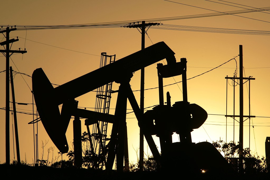 Prețul petrolului scade sub 60 de dolari barilul. Unde se va opri?