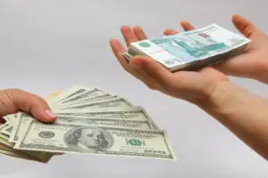 Panică în Rusia! Populaţia cumpără masiv dolari