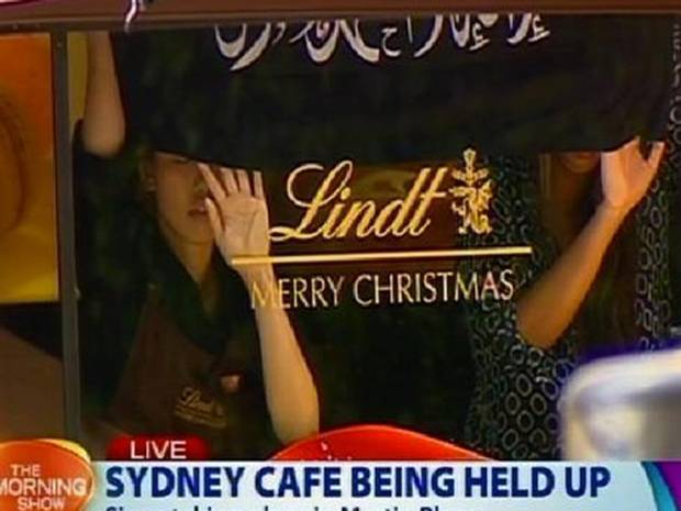 Luare de ostatici la Sydney! Zeci de persoane reținute într-o cafenea, în a cărei fereastră a fost pus un steag islamic VIDEO