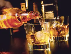 Cinci cocktailuri cu whisky pentru zile friguroase